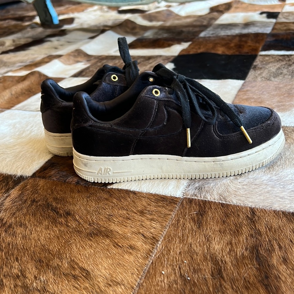 Hardly used//creased Nike air black suede youth